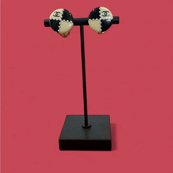CHANEL Back and White Vintage Earrings - Picture 2 of 4